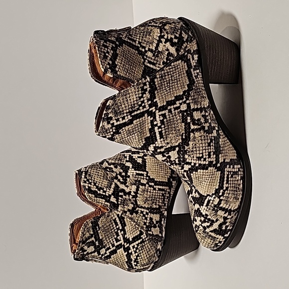 Mata Valentina Bootie Ankle Boot Snake Skin Animal Print Zipper Stacked Heel 10 - Picture 9 of 13